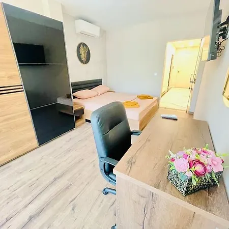 Golden Apartament Warna