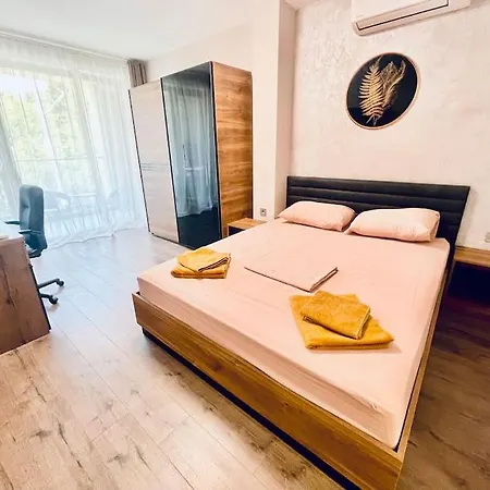 Golden Apartment *
